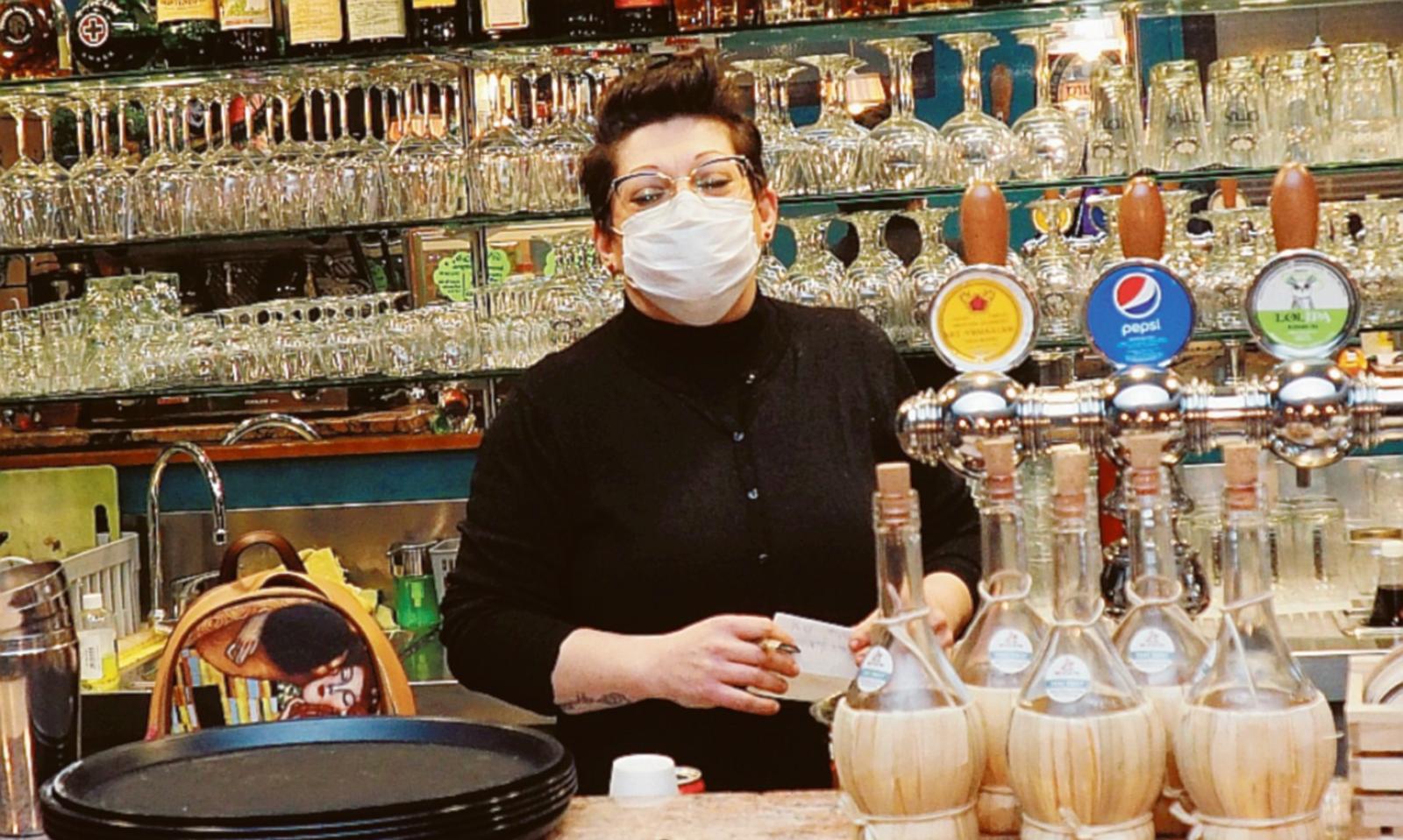 "Io ho aperto, ma ho avvisato i clienti: 'Rischiate la multa'"