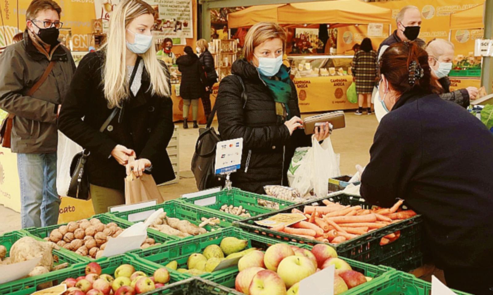 Al mercato coperto arrivano gli agrumi contro il freddo