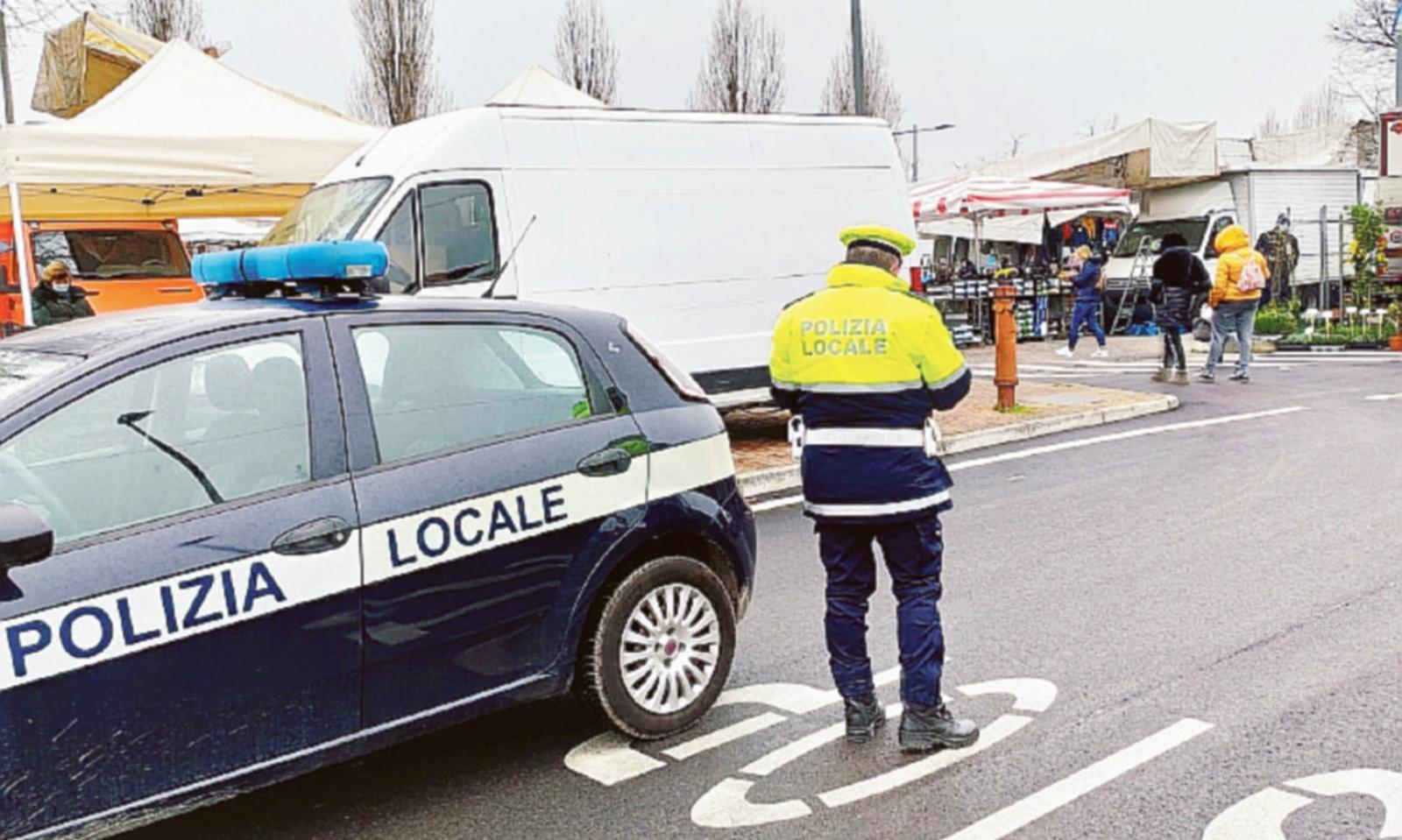 "Ci sono i posteggiatori abusivi", scappano all'arrivo degli agenti