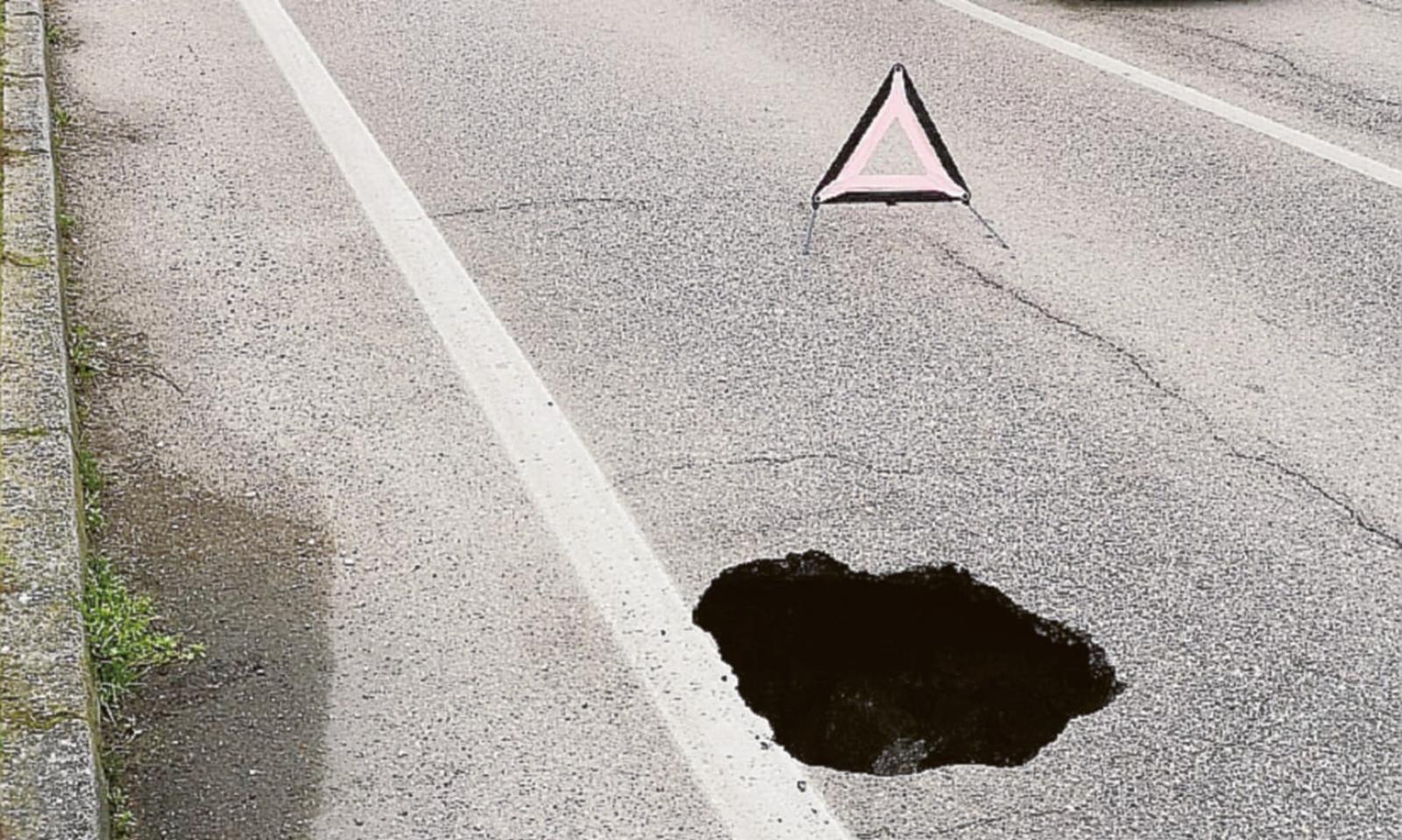 Buche sulle strade, veri e propri crateri in via Savonarola