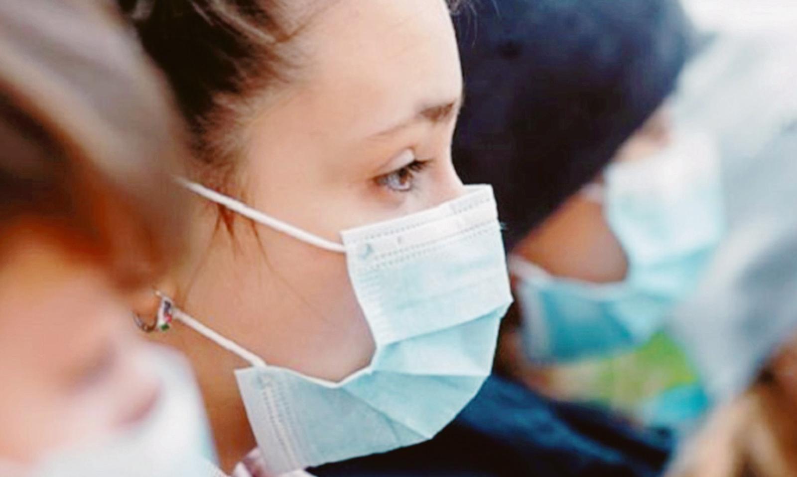 Il bimbo senza mascherina sta fuori da scuola