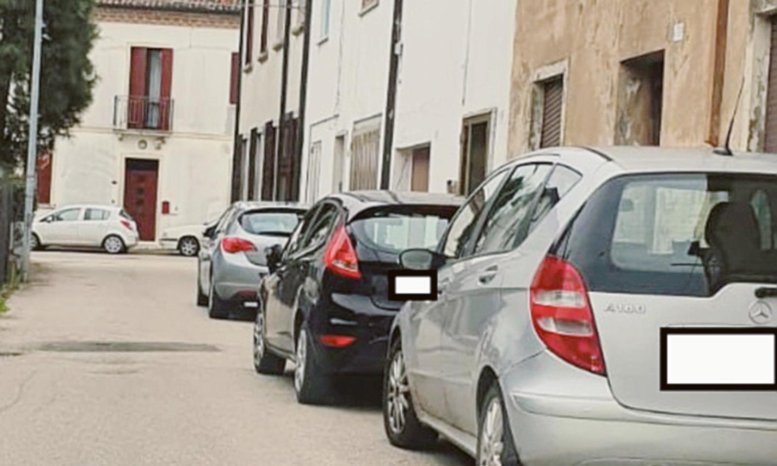 &ldquo;Posteggio selvaggio in via De Amicis&rdquo;