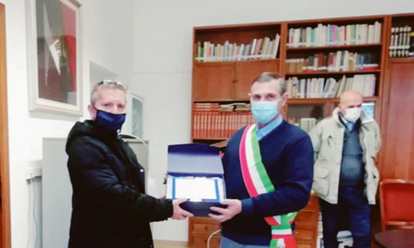 Da anni lavora volontario all'aggiornamento del sito del Comune: Fabio &egrave; cittadino benemerito