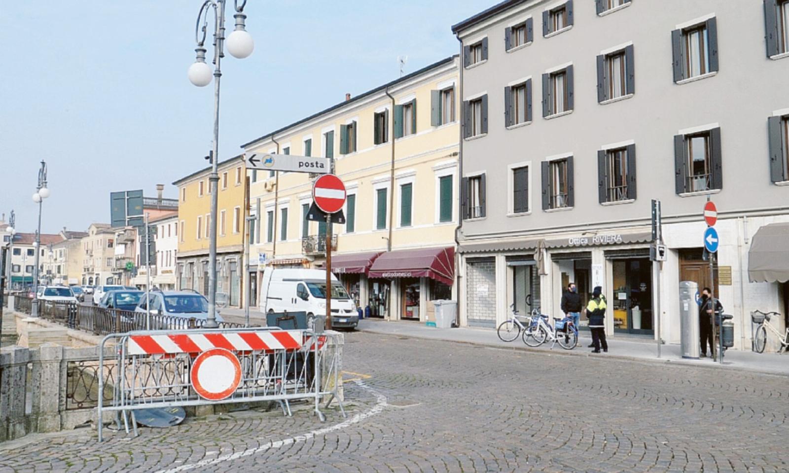 La rabbia dei commercianti: "Non era davvero il momento di questo senso unico"