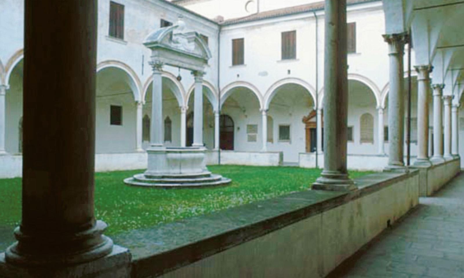 Un chiostro al centro della citt&agrave;