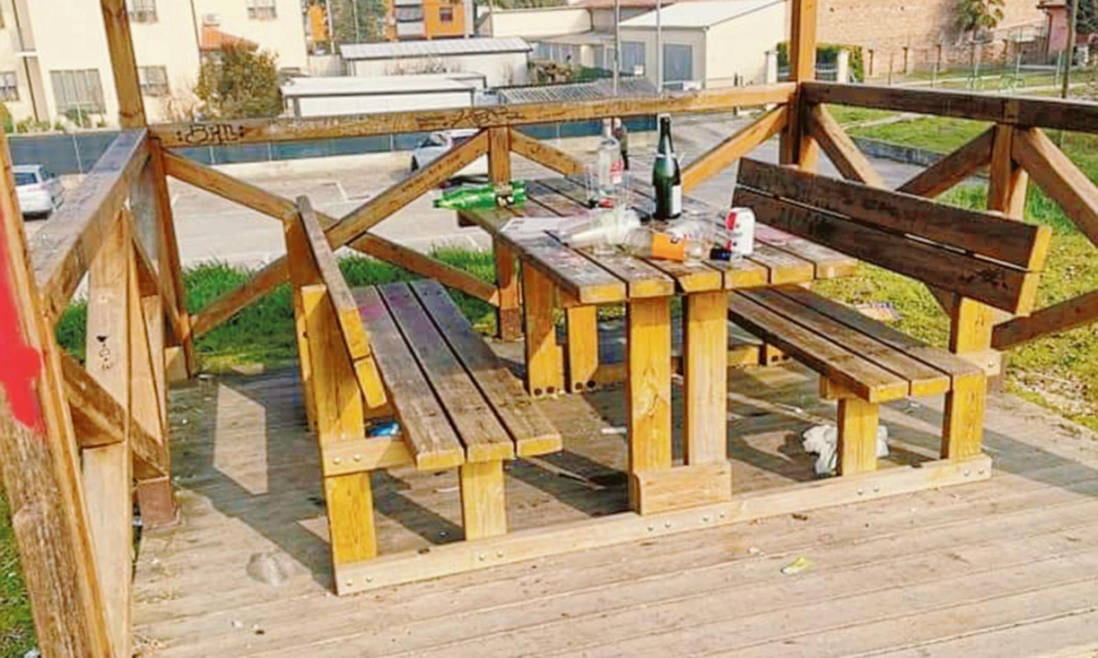 Gazebo lasciato come un letamaio