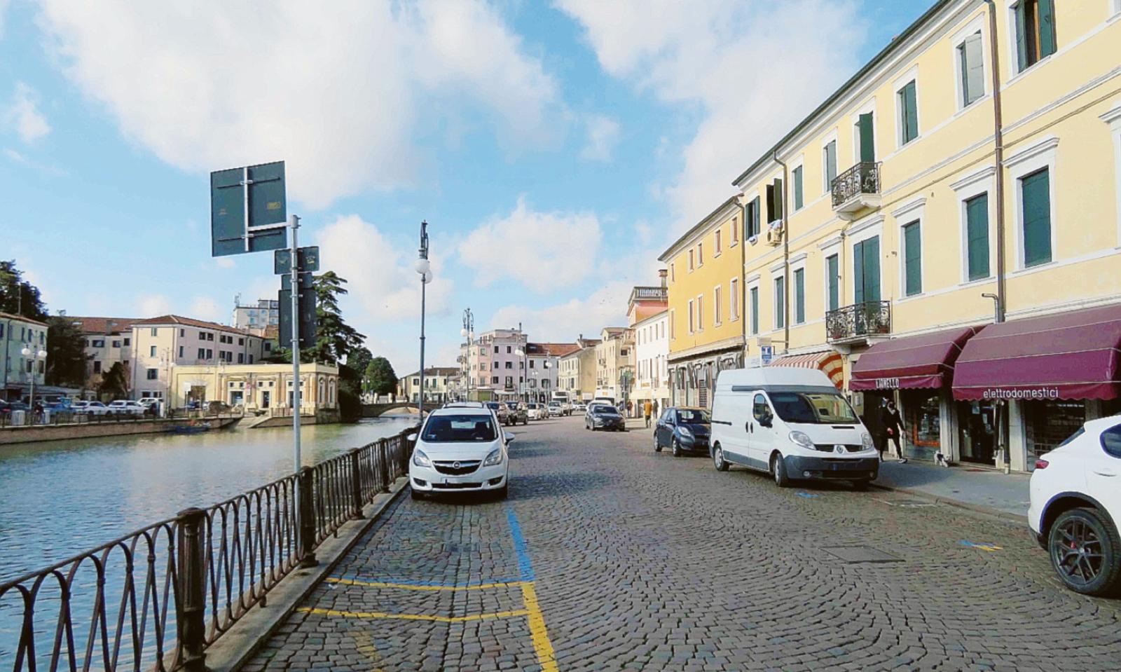 "Calpestati i diritti dei cittadini, questa gestione di viabilit&agrave; e posteggi penalizza il centro"