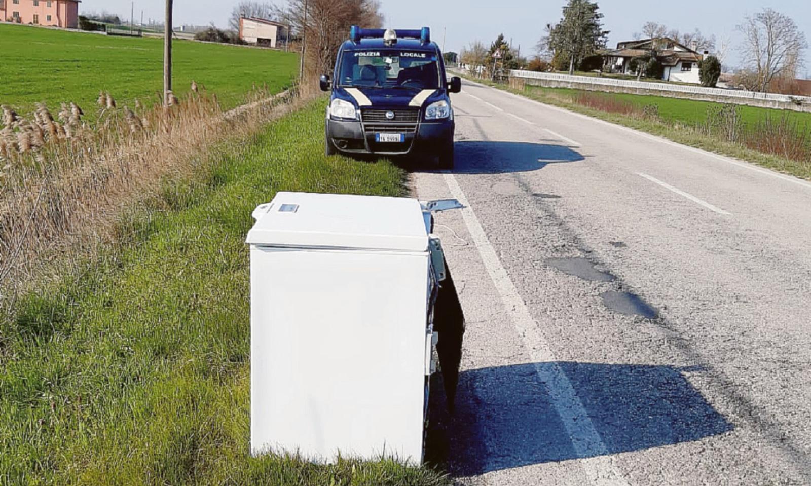 Freezer lasciato sulla provinciale