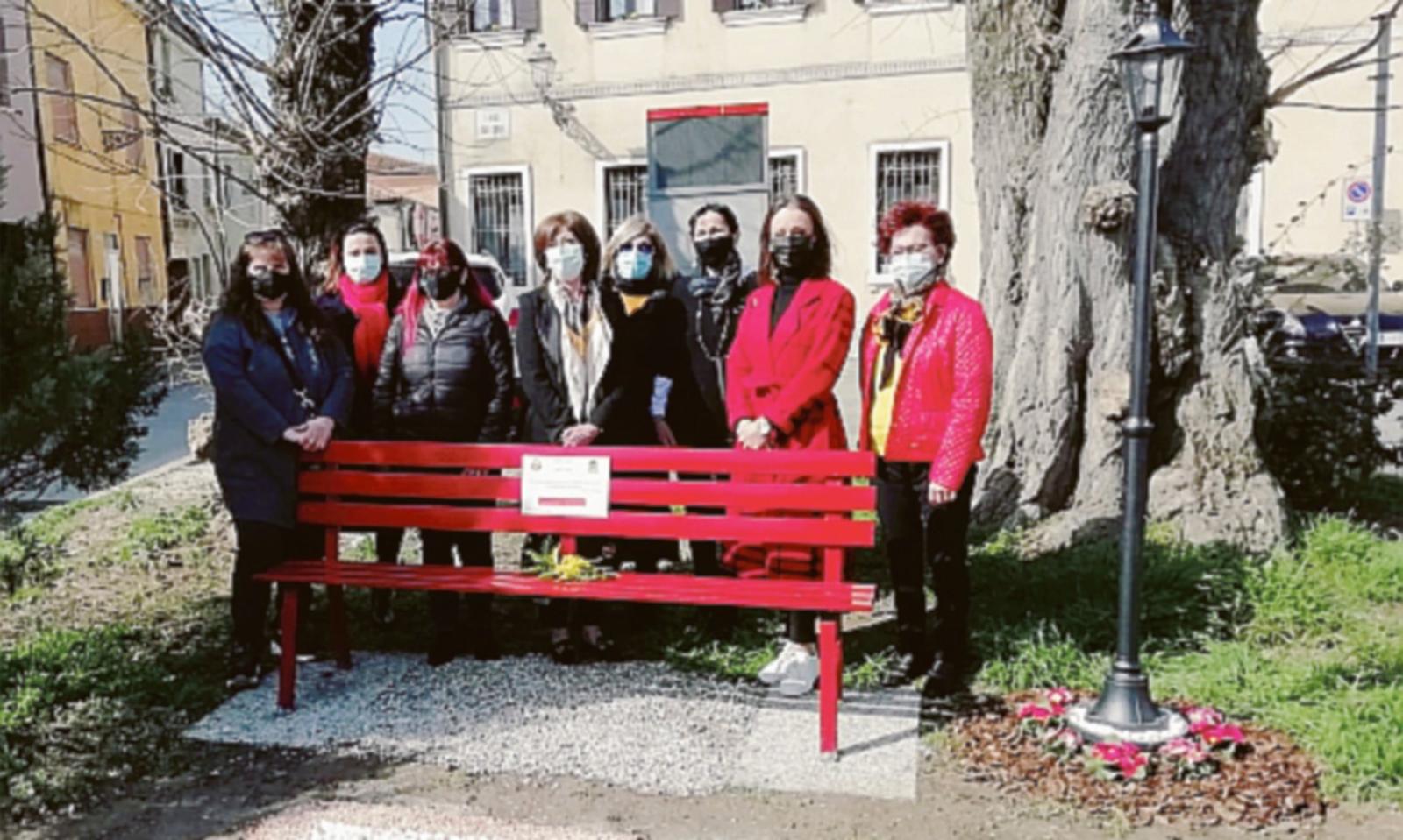 Rabbia in paese: rubate le piantine che erano vicino alla panchina rossa