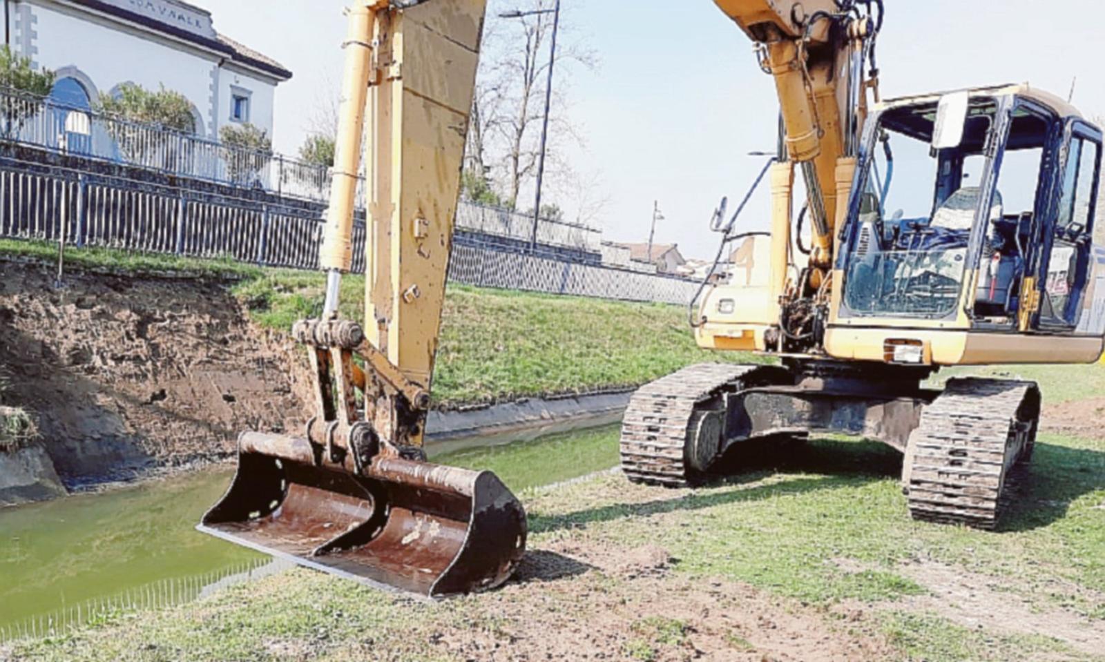 Smottamento sulla canaletta: lavori in corso