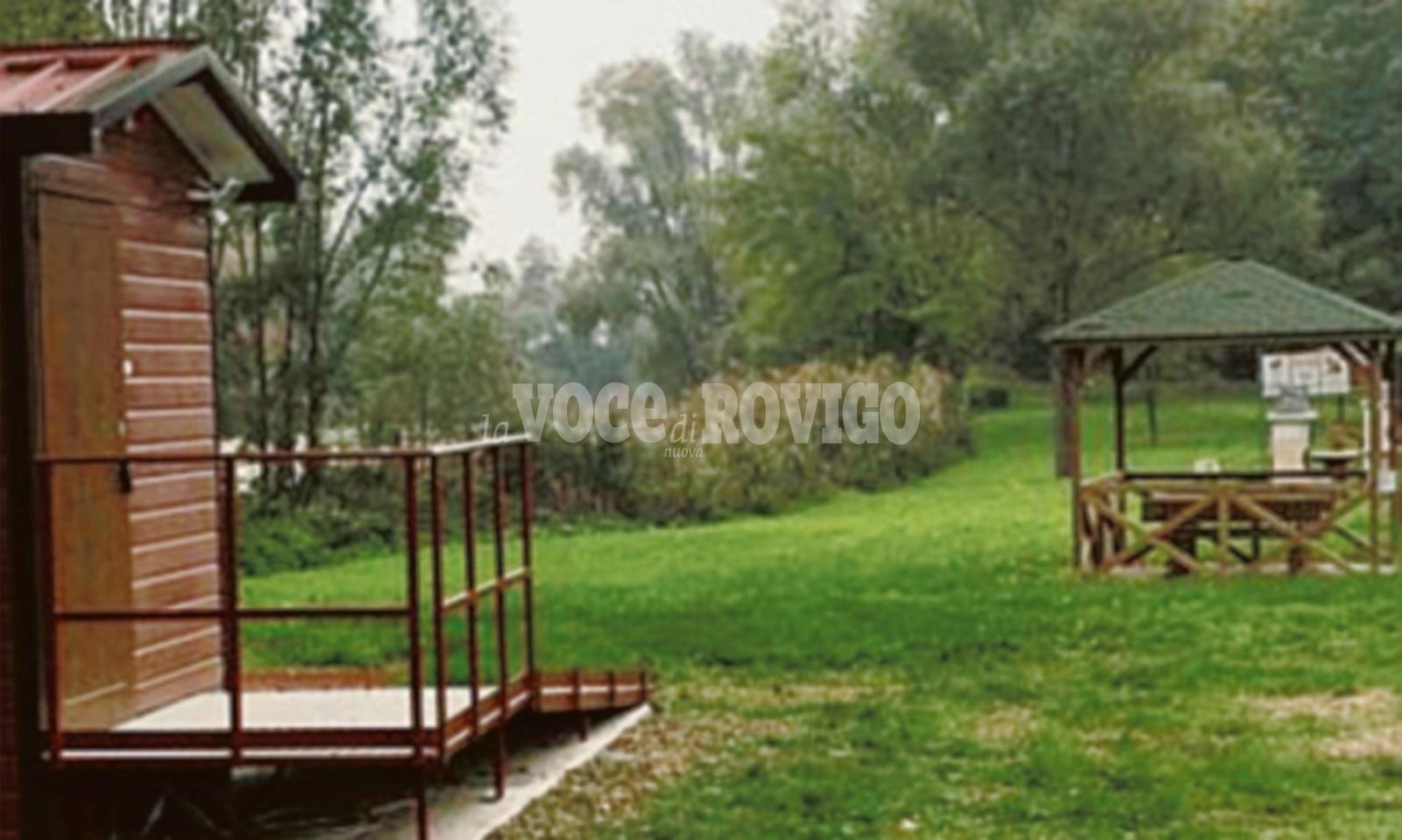 Micro alloggio galleggiante sull&rsquo;acqua