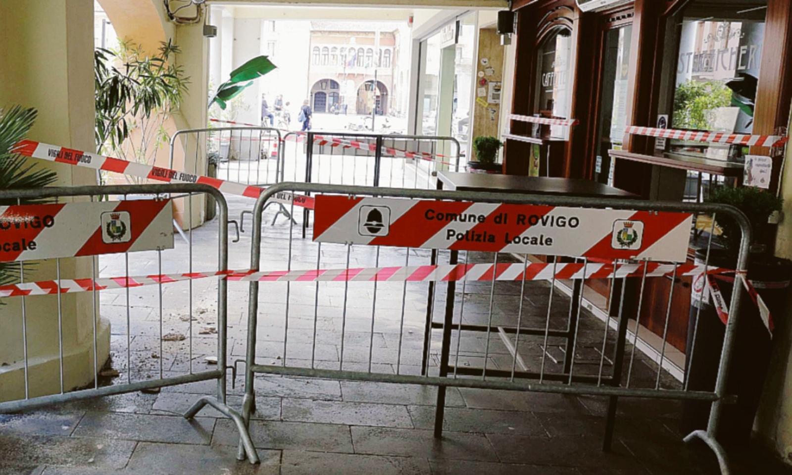 Cade l&rsquo;intonaco, il Comune nicchia