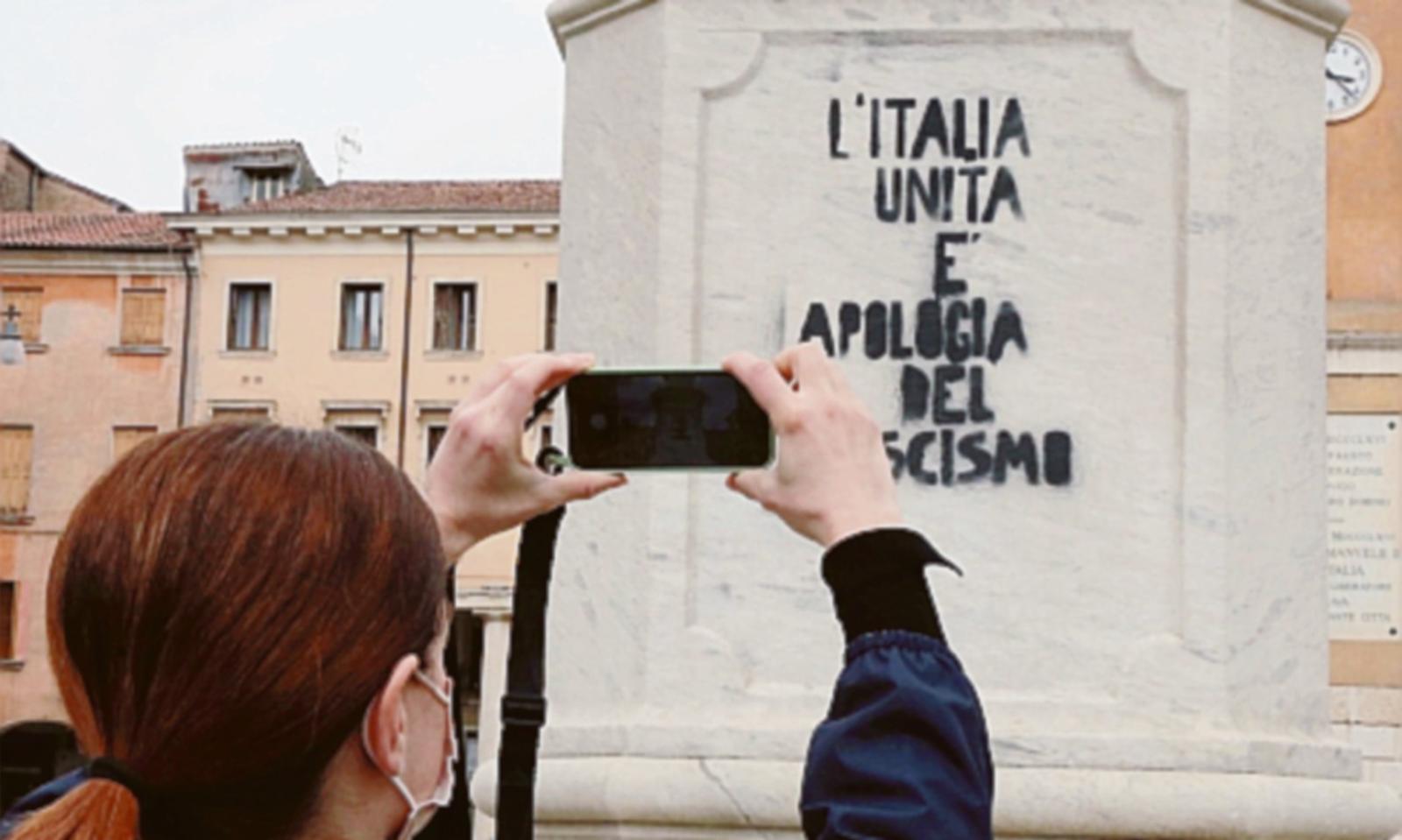La statua di Vittorio Emanuele resta deturpata
