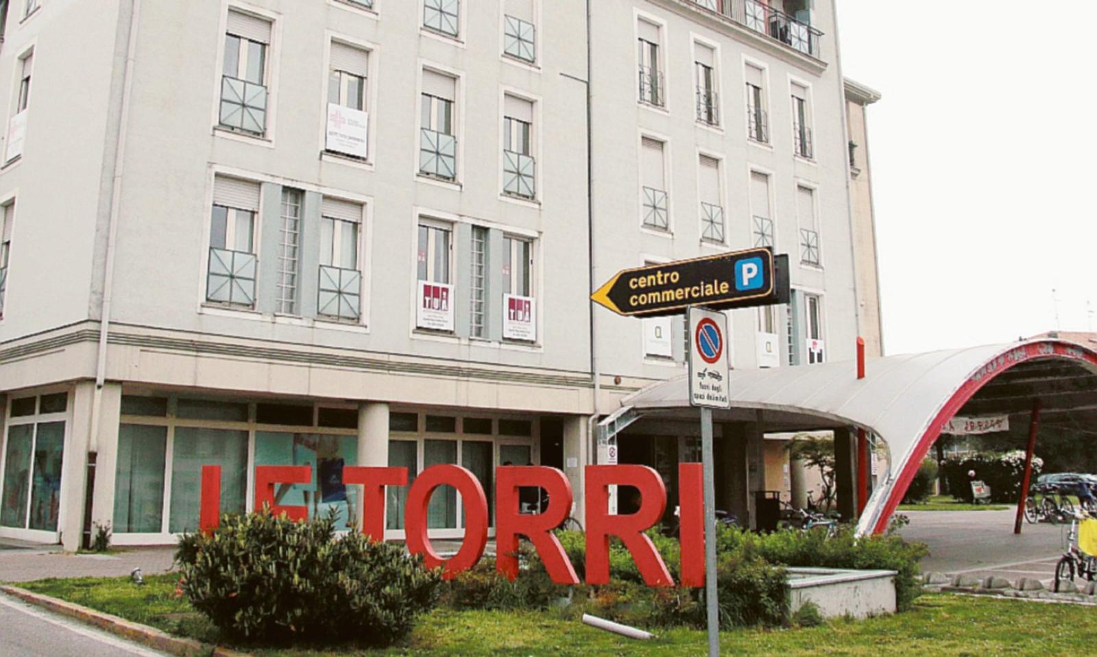 Torri, centro commerciale... a met&agrave;