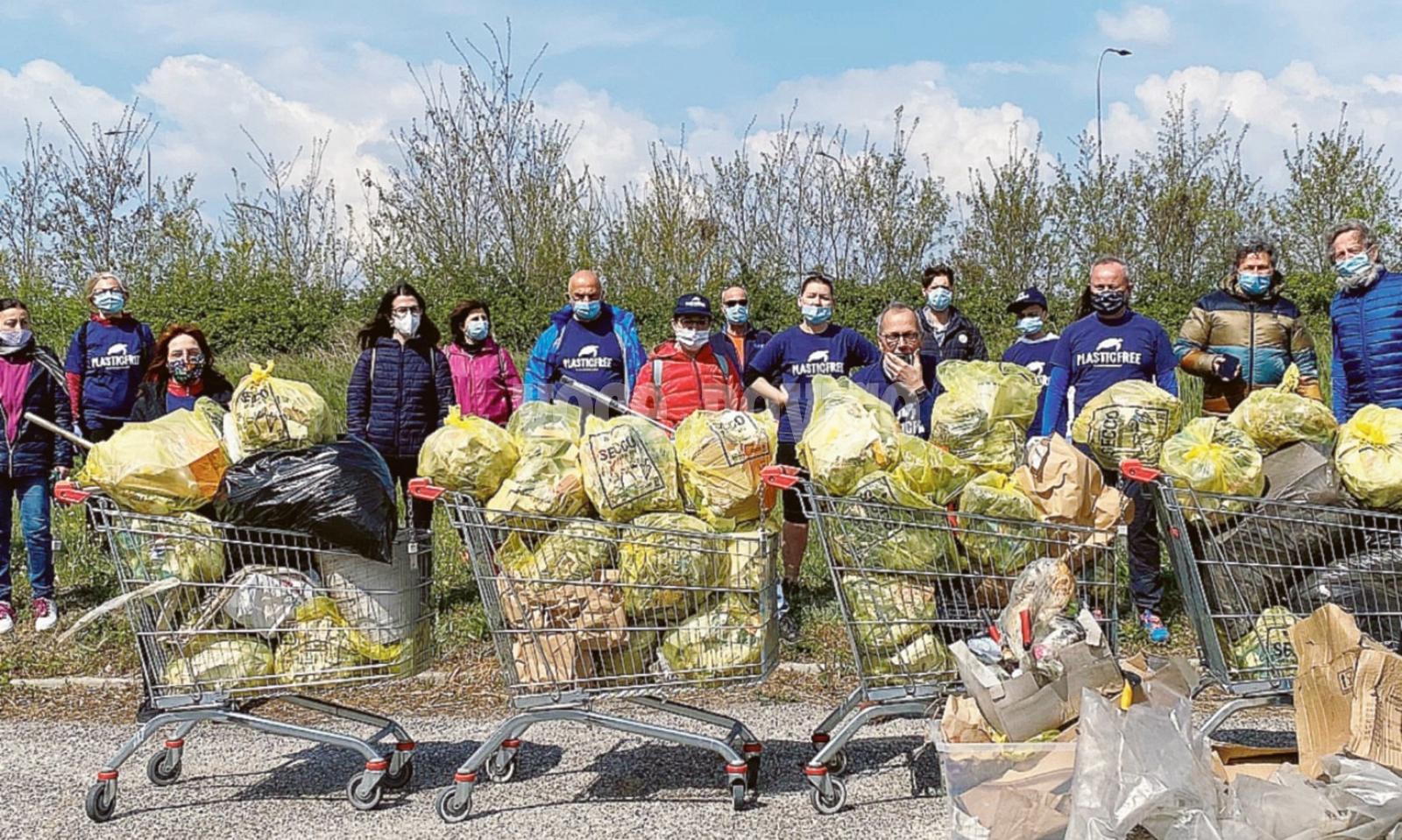 Fossato e prato ripuliti dai rifiuti