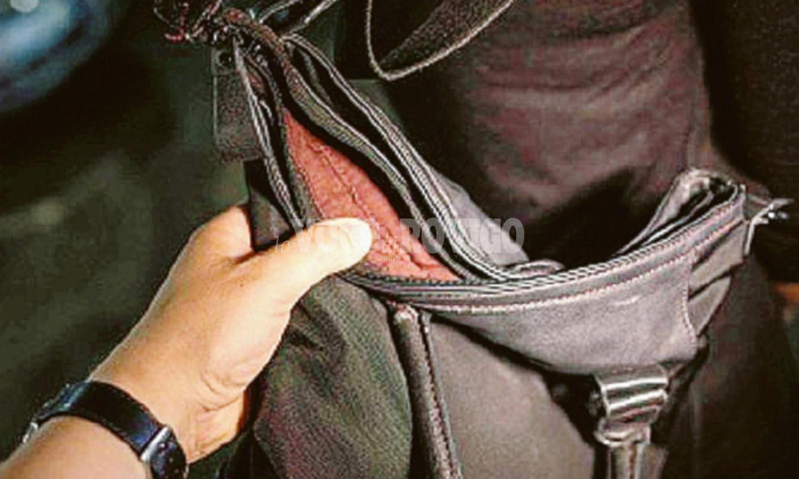 Le rubano borsa mentre parla con l&rsquo;amica seduta sul muretto