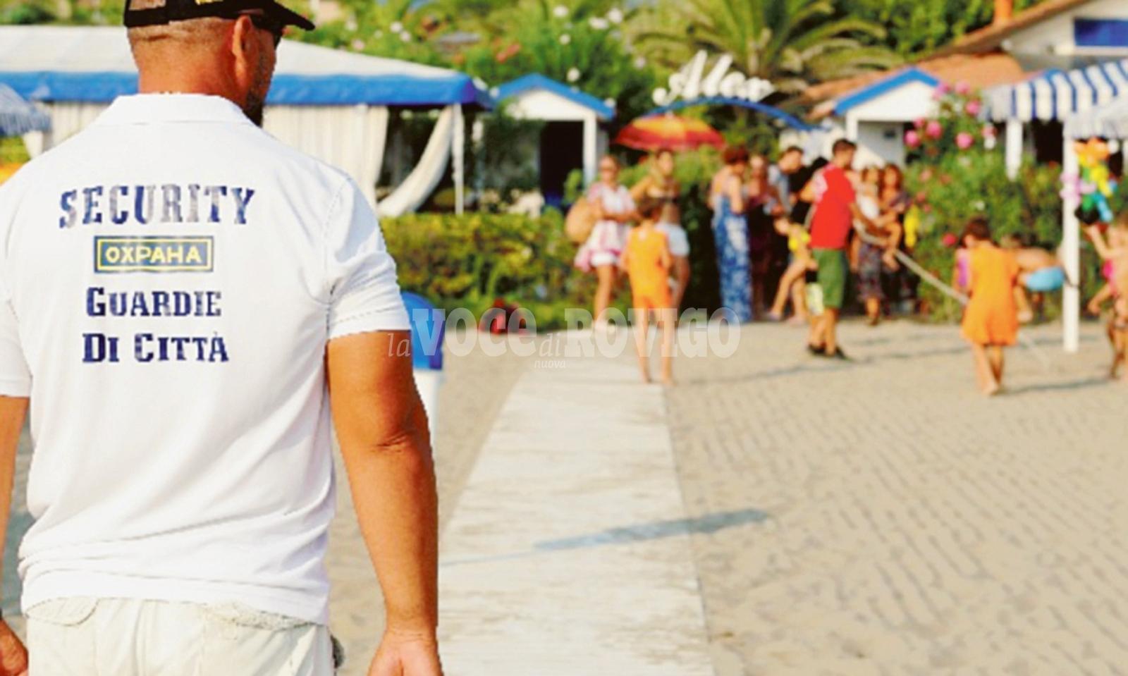 In spiaggia i vigilantes anti assembramenti