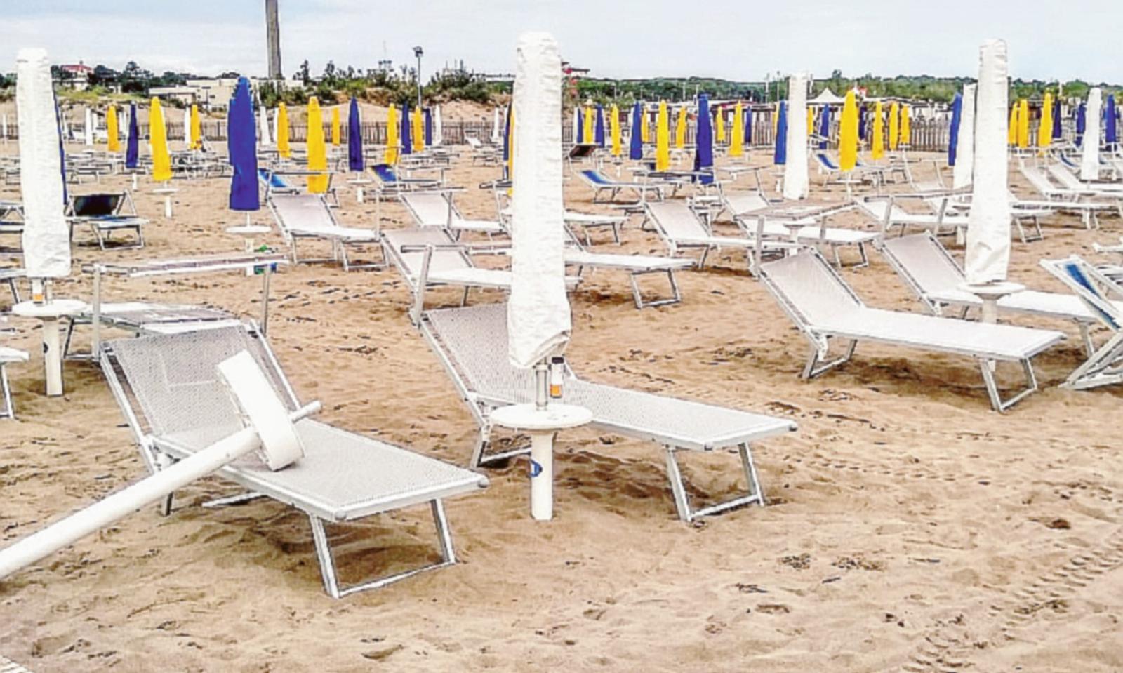 La spiaggia si fa pi&ugrave;... stretta