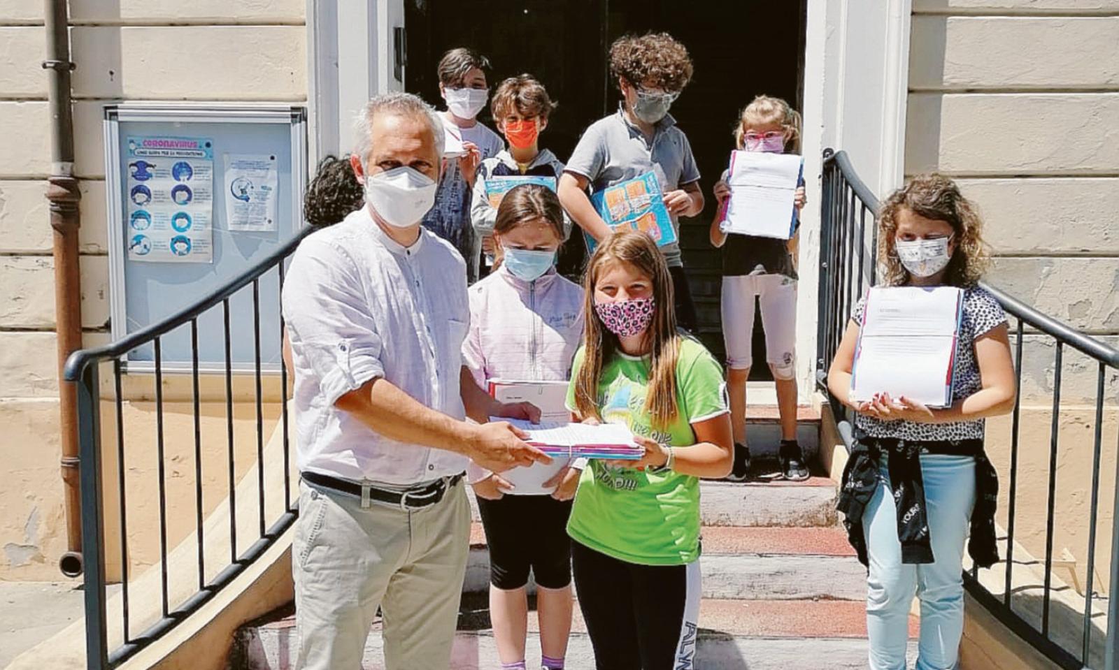 L&rsquo;assessore compra i libri per tutti