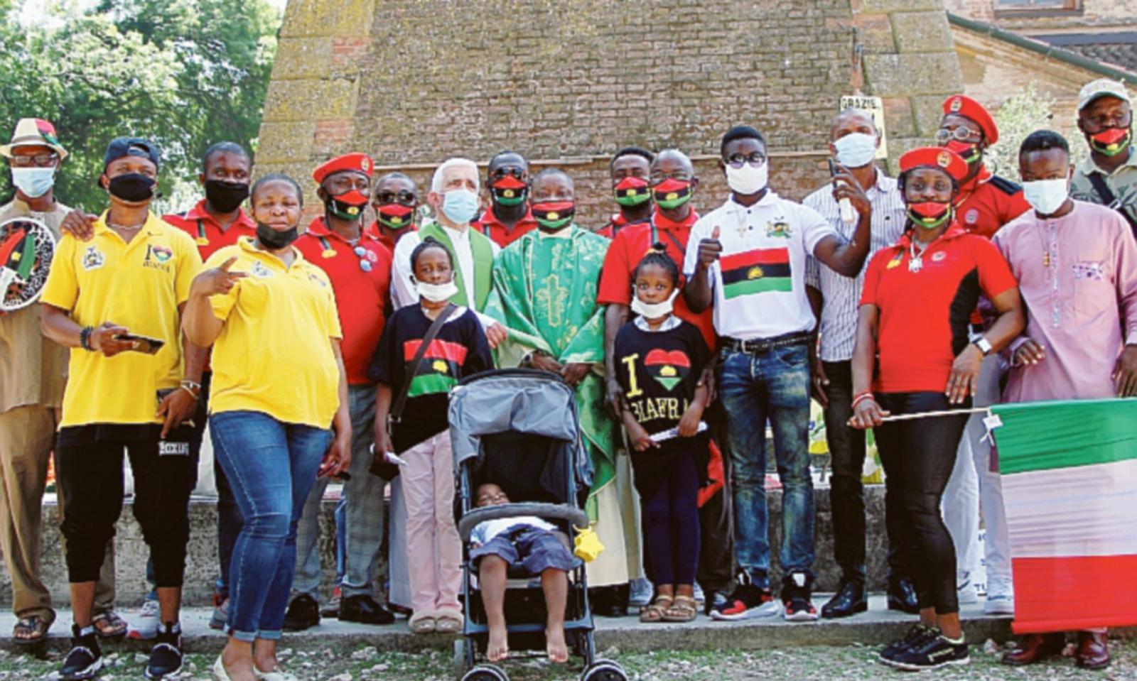 Don Peter, prete da 10 anni grande festa &ldquo;all&rsquo;africana&rdquo;