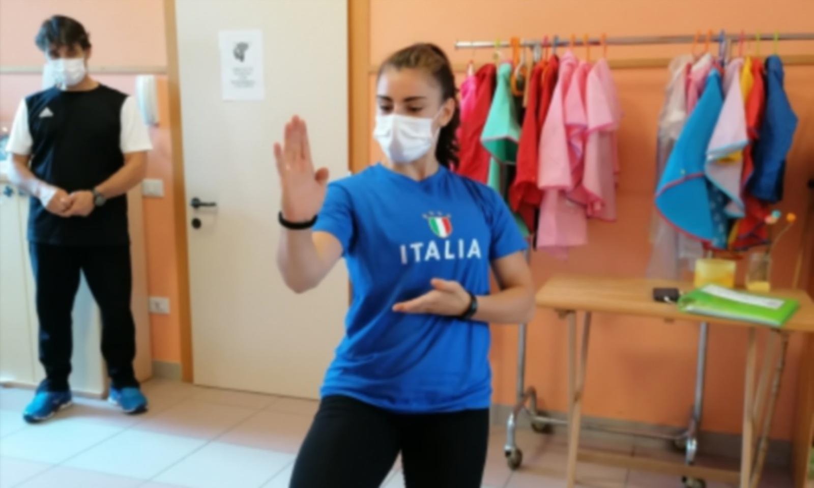 La campionessa tra i bimbi