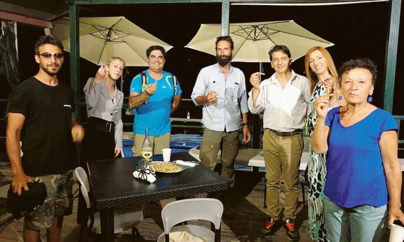 Al tramonto, le voci del fiume