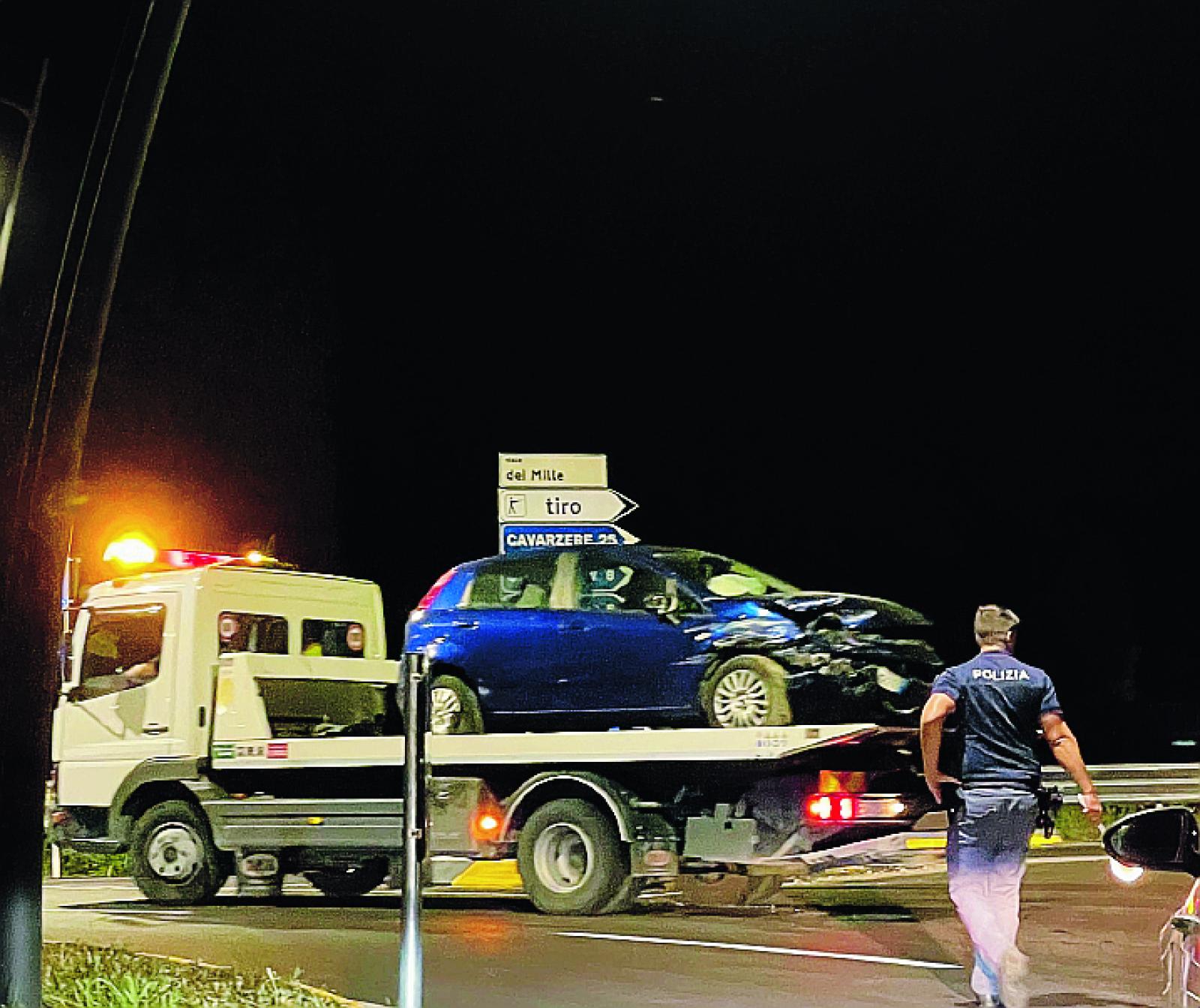 Distrugge l&rsquo;auto sulla nuova rotatoria