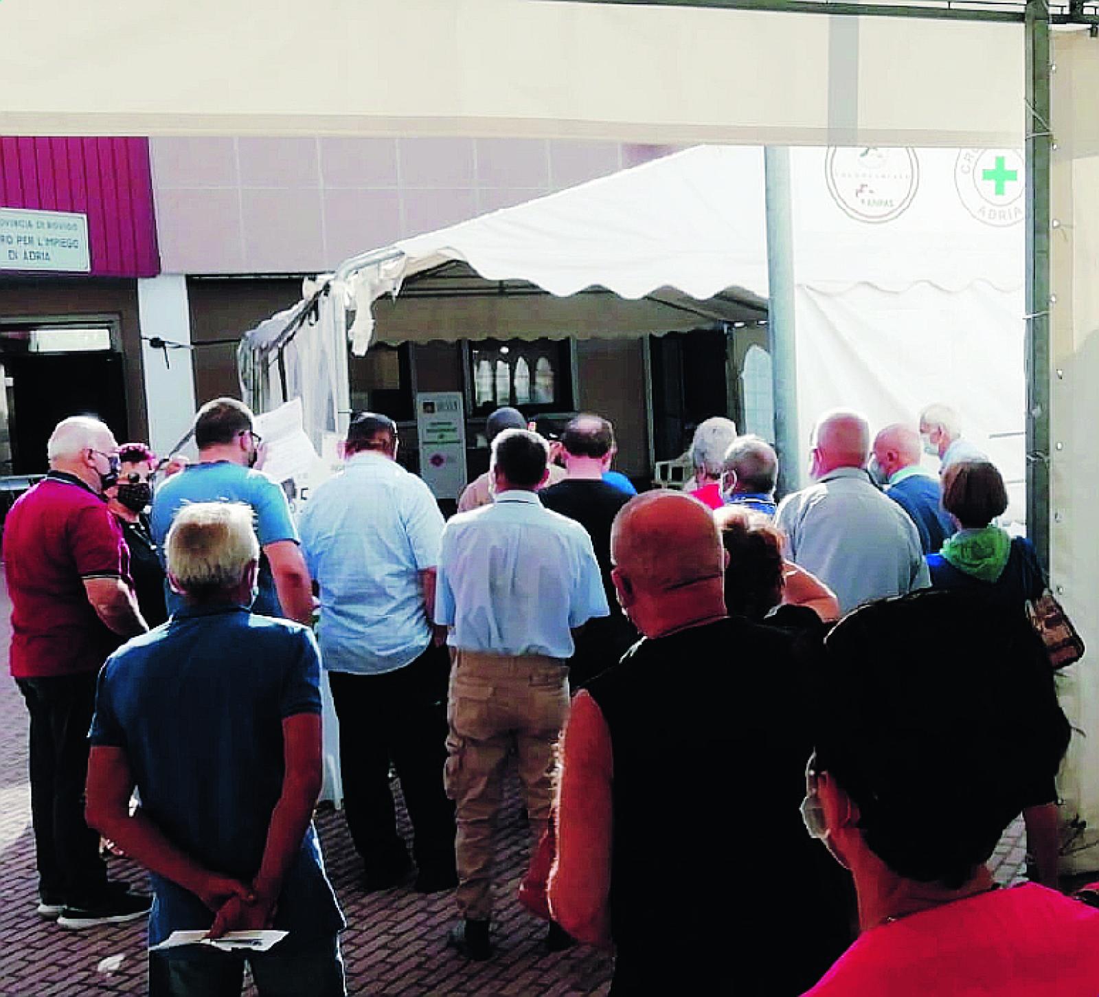 Tensione e assembramenti al centro vaccinale