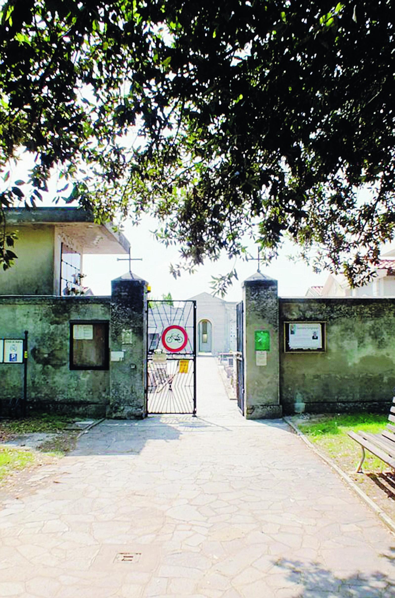 Ancora vandalismi al cimitero con scritte e disegni volgari