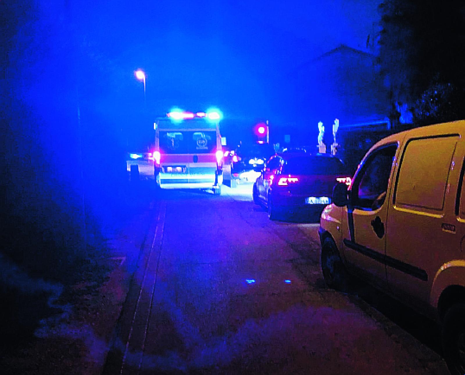 Ambulanza bloccata al passaggio a livello