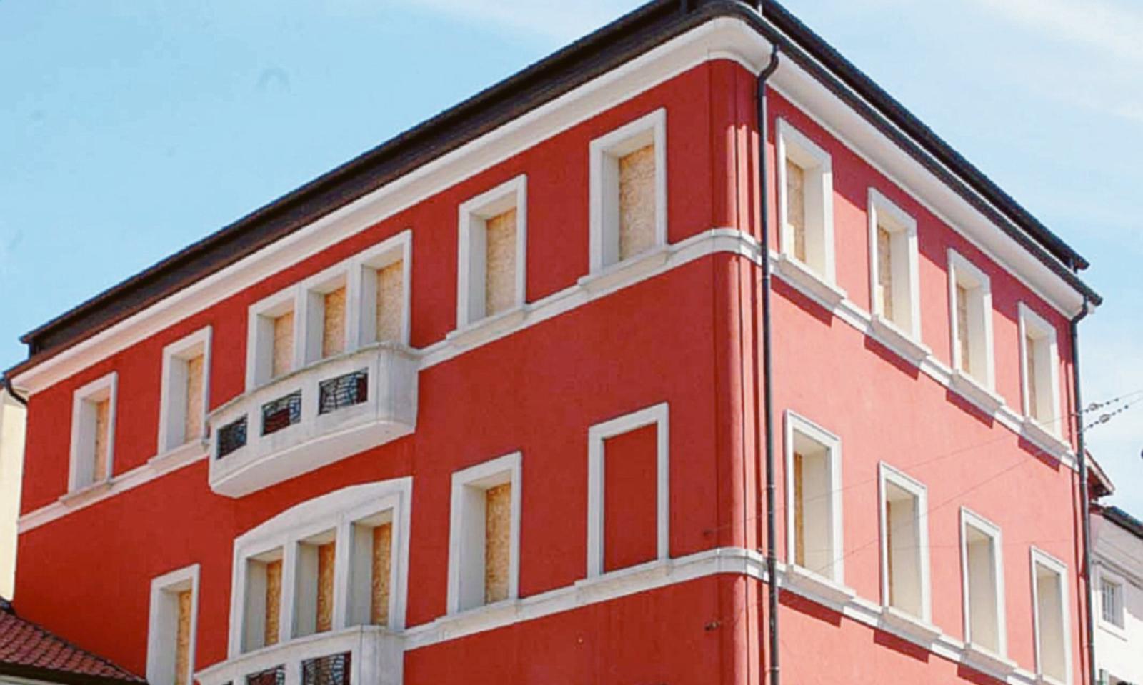 Quell'abuso infinito in piazza &ldquo;va demolito&rdquo;