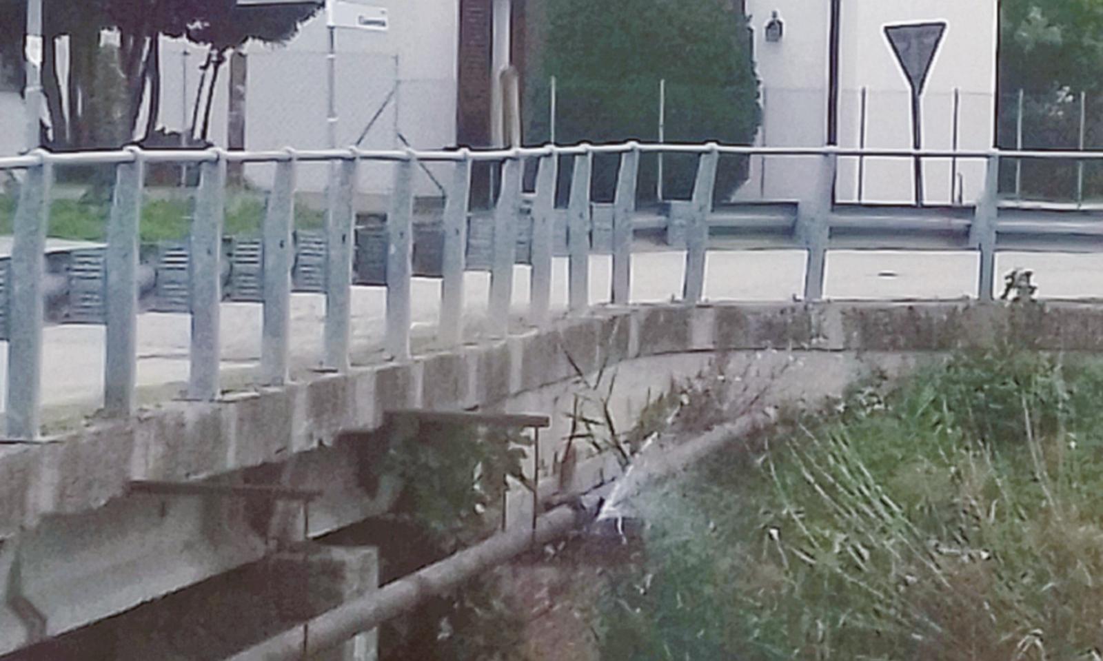 Tubo rotto sotto al ponte