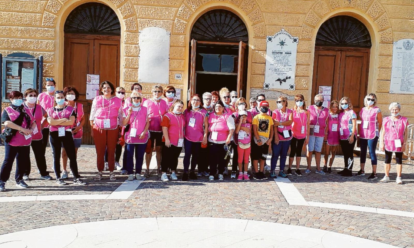 Il paese si &egrave; tinto di... rosa