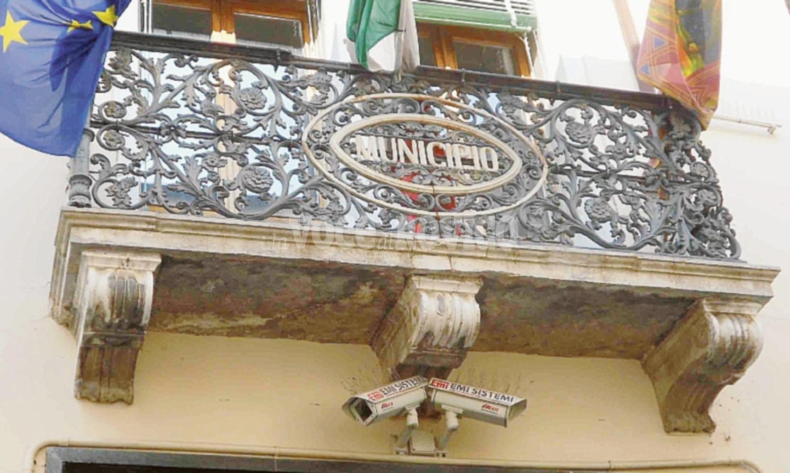 La citt&agrave; rimuove Mussolini