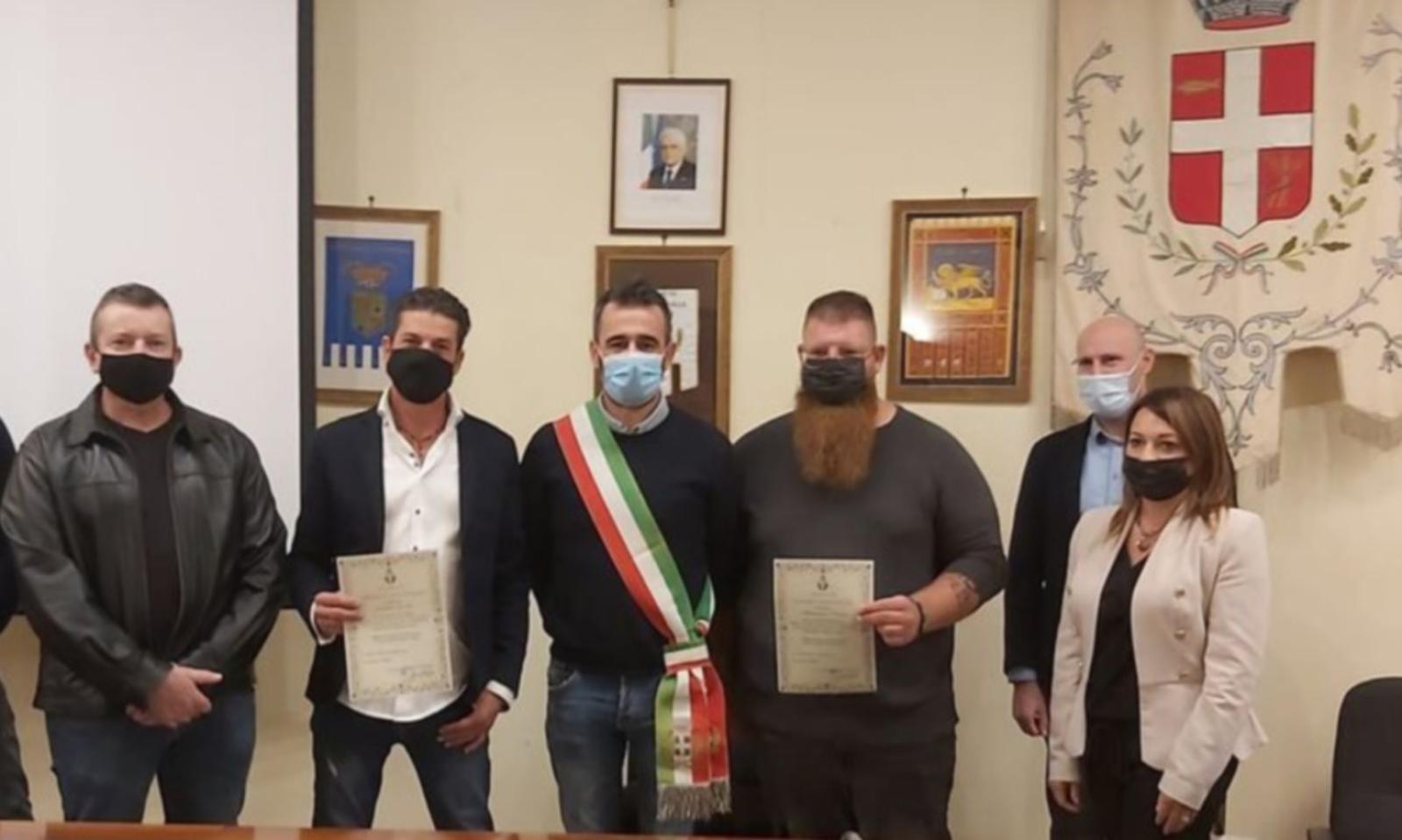 Si lanciano nel canale e le salvano la vita estraendola dall'auto