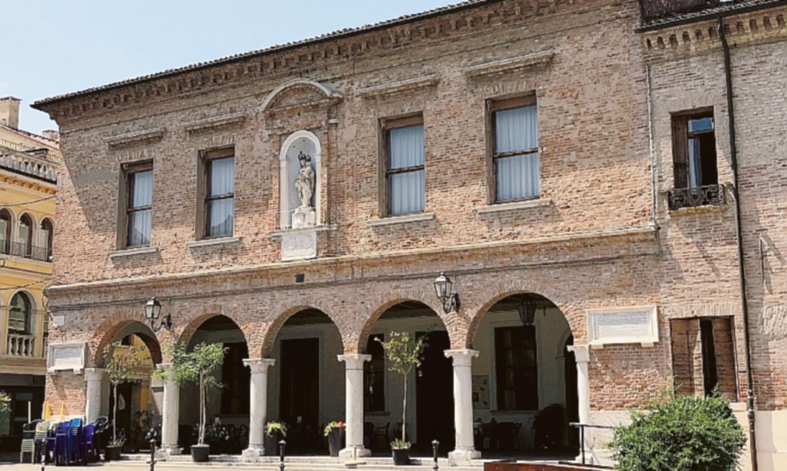 Esercizi e orari, il dibattito: "C'&egrave; chi vuole tenere aperto e chi invece vuole dormire"