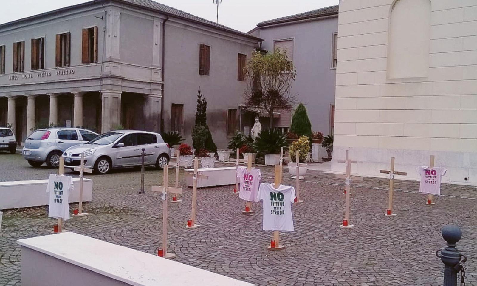 Venticinque croci sul sagrato della chiesa per ricordare le nostre vittime della strada