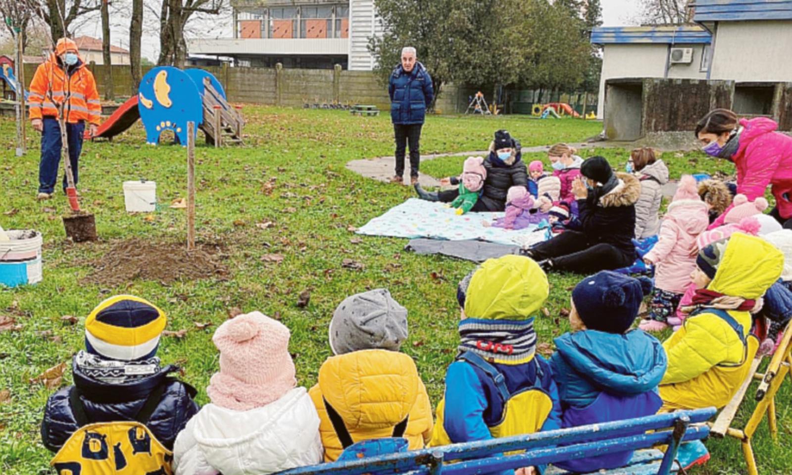 I bimbi hanno piantato un melo