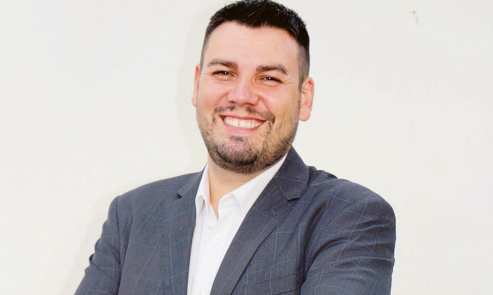 Piove nella scuola nuova, &ldquo;Dall&rsquo;Ara si dimetta&rdquo;