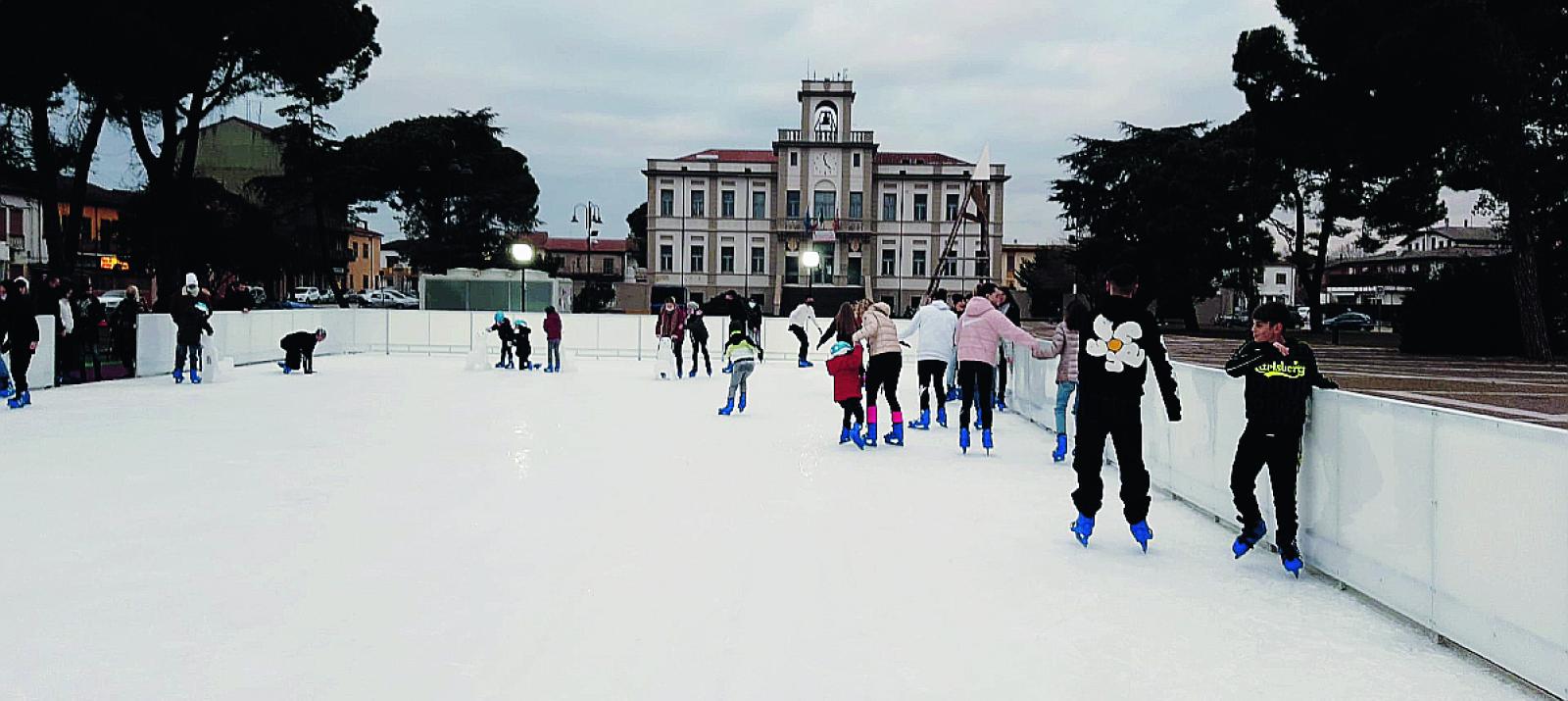 Una pista di ghiaccio in piazza