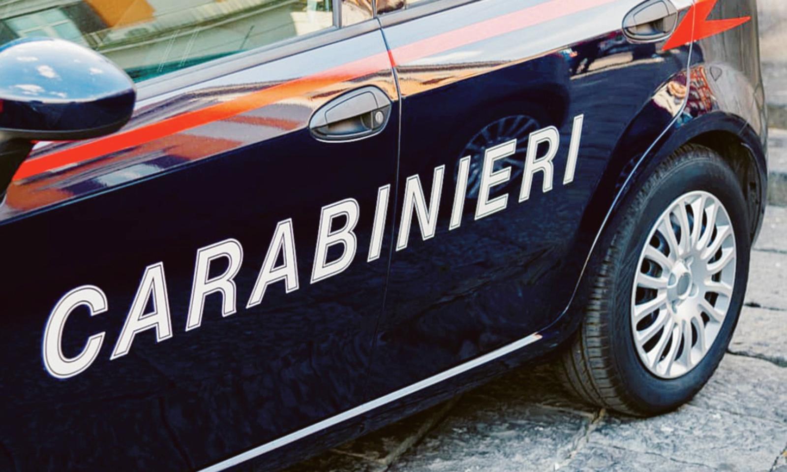 Ladri in casa: rubano e gettano tutto all'aria