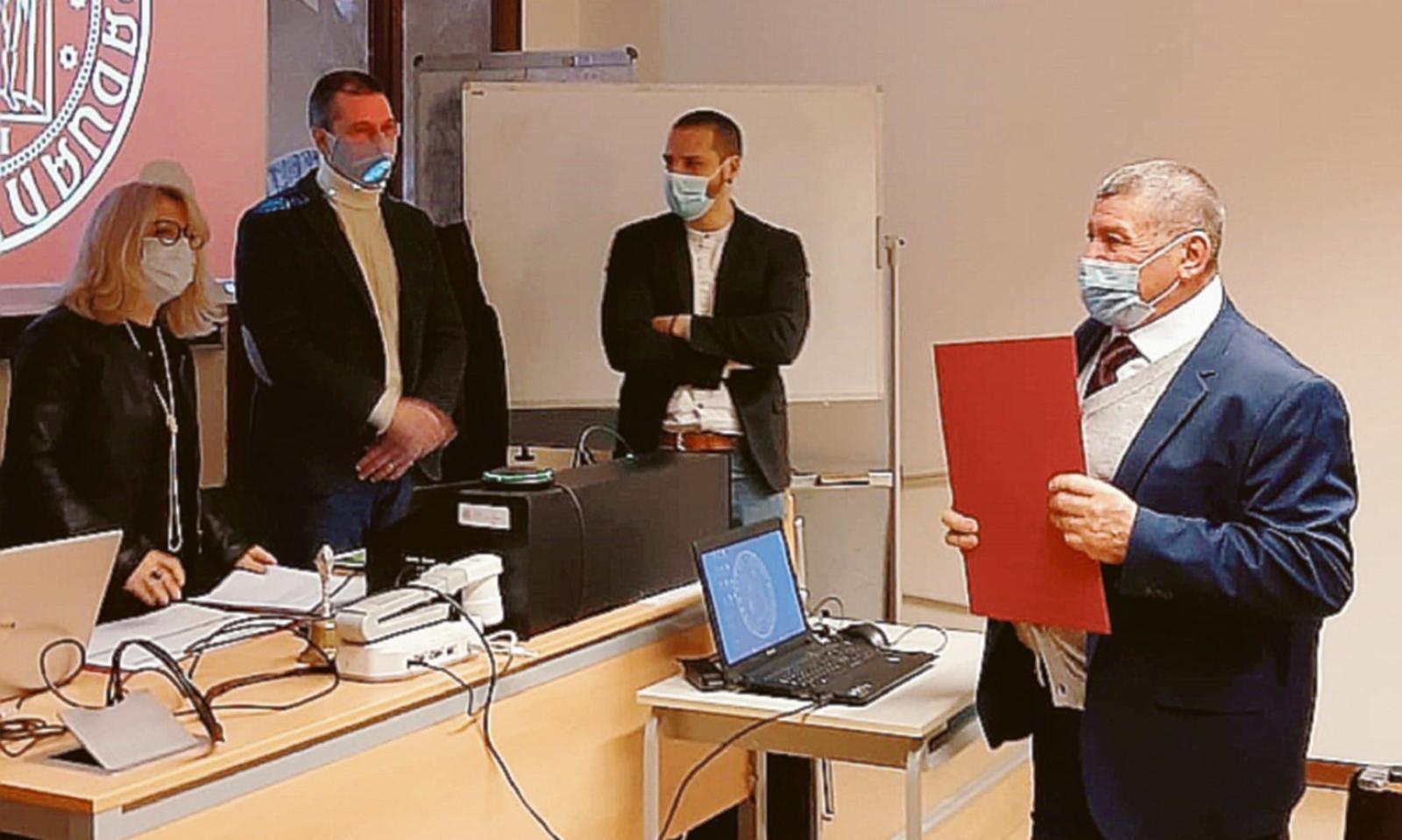 Si laurea a 70 anni. Per la quarta volta