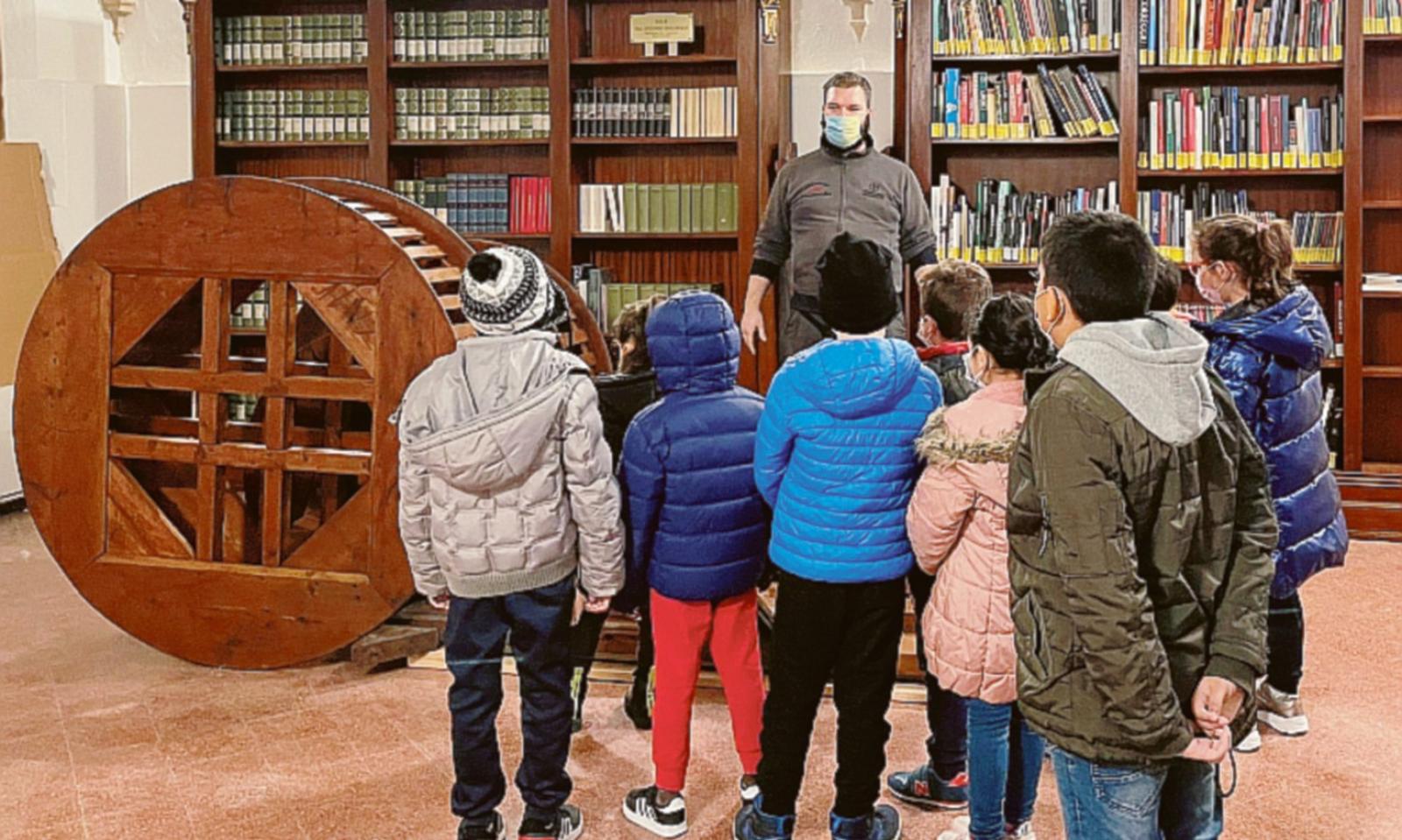 I bimbi scoprono la biblioteca