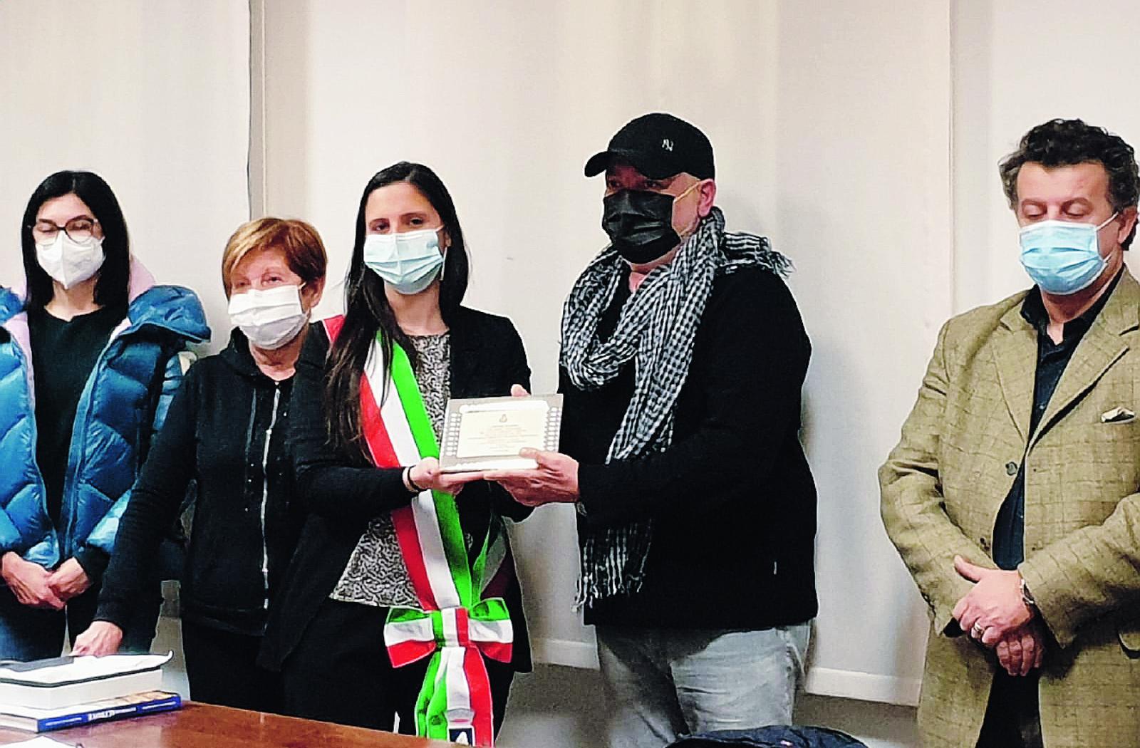 Si getta in acqua e salva una donna