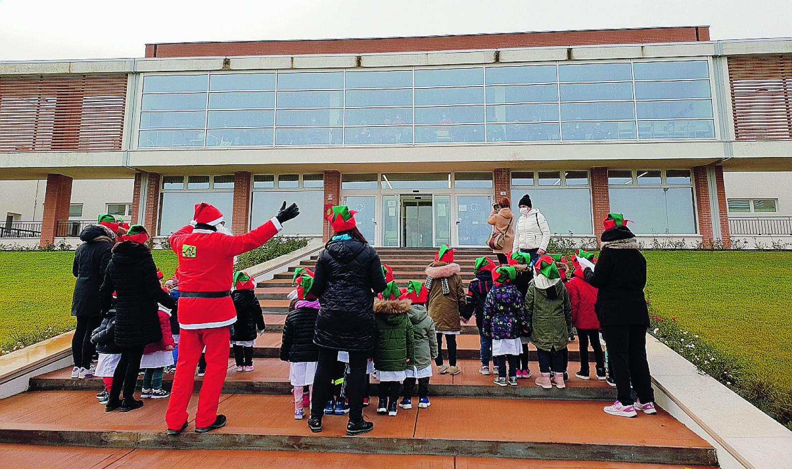 Magia: i bimbi cantano per i nonni