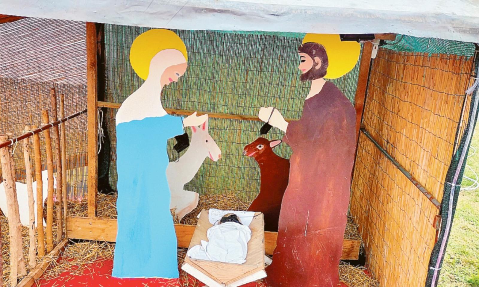 Una mascherina sfregia il presepe