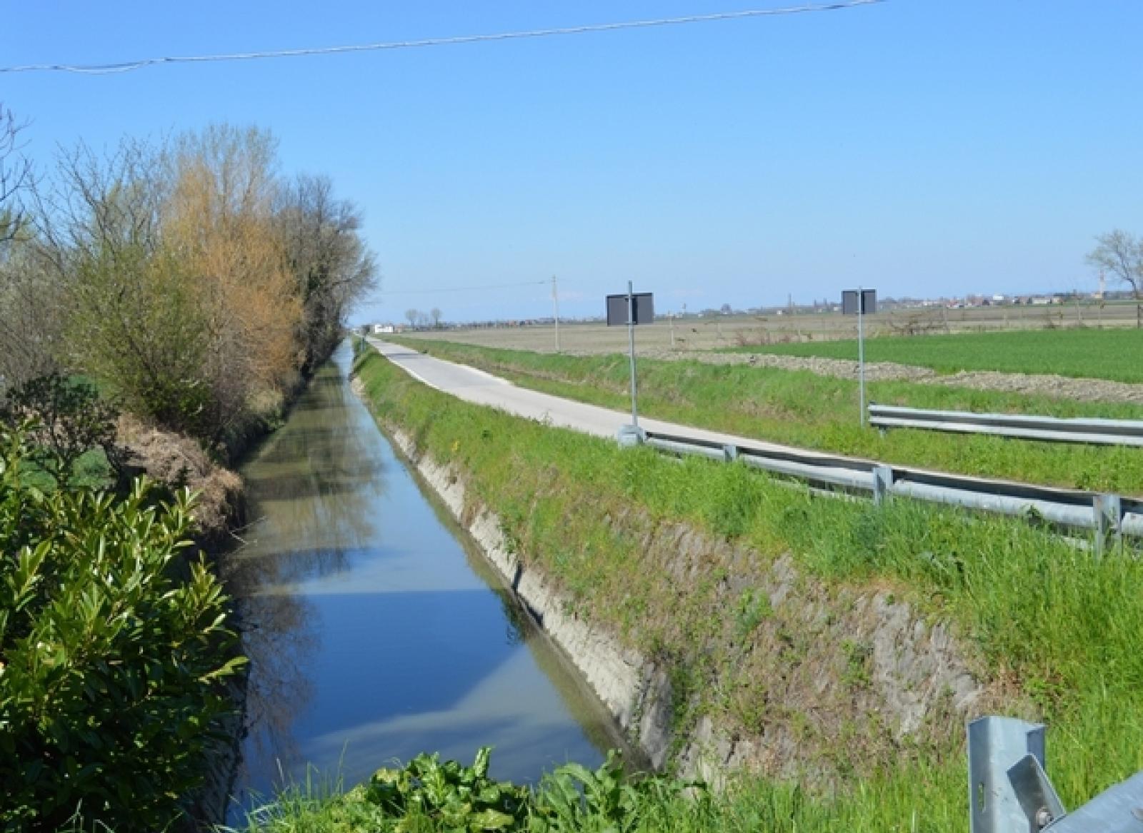 Anziana cade nello scolo, salvata dai pompieri