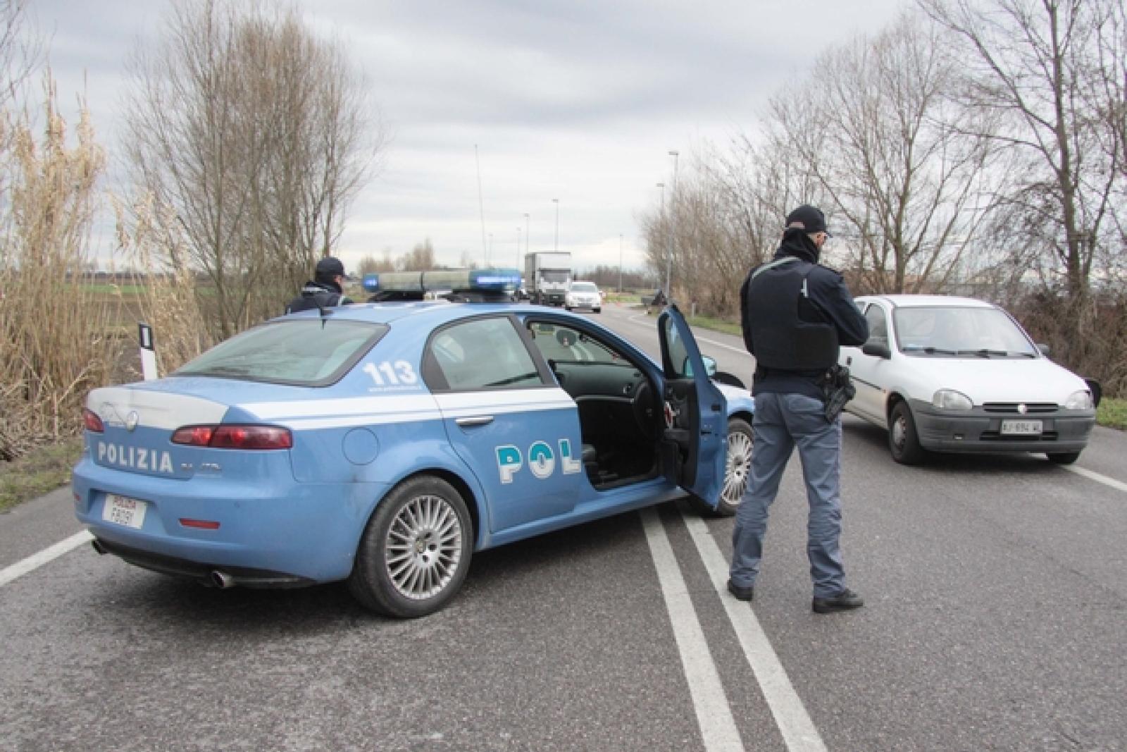Va a rubare lasciando l'auto con le quattro frecce: preso