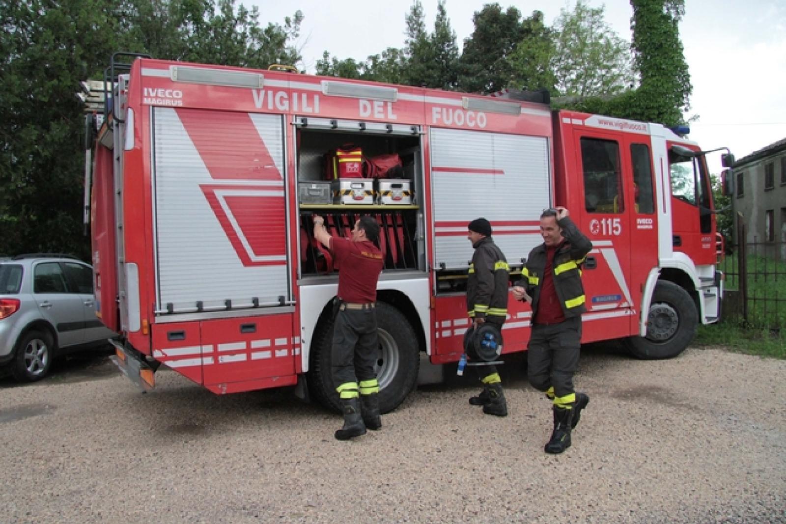 La rotatoria diventa un lago: camion esce di strada