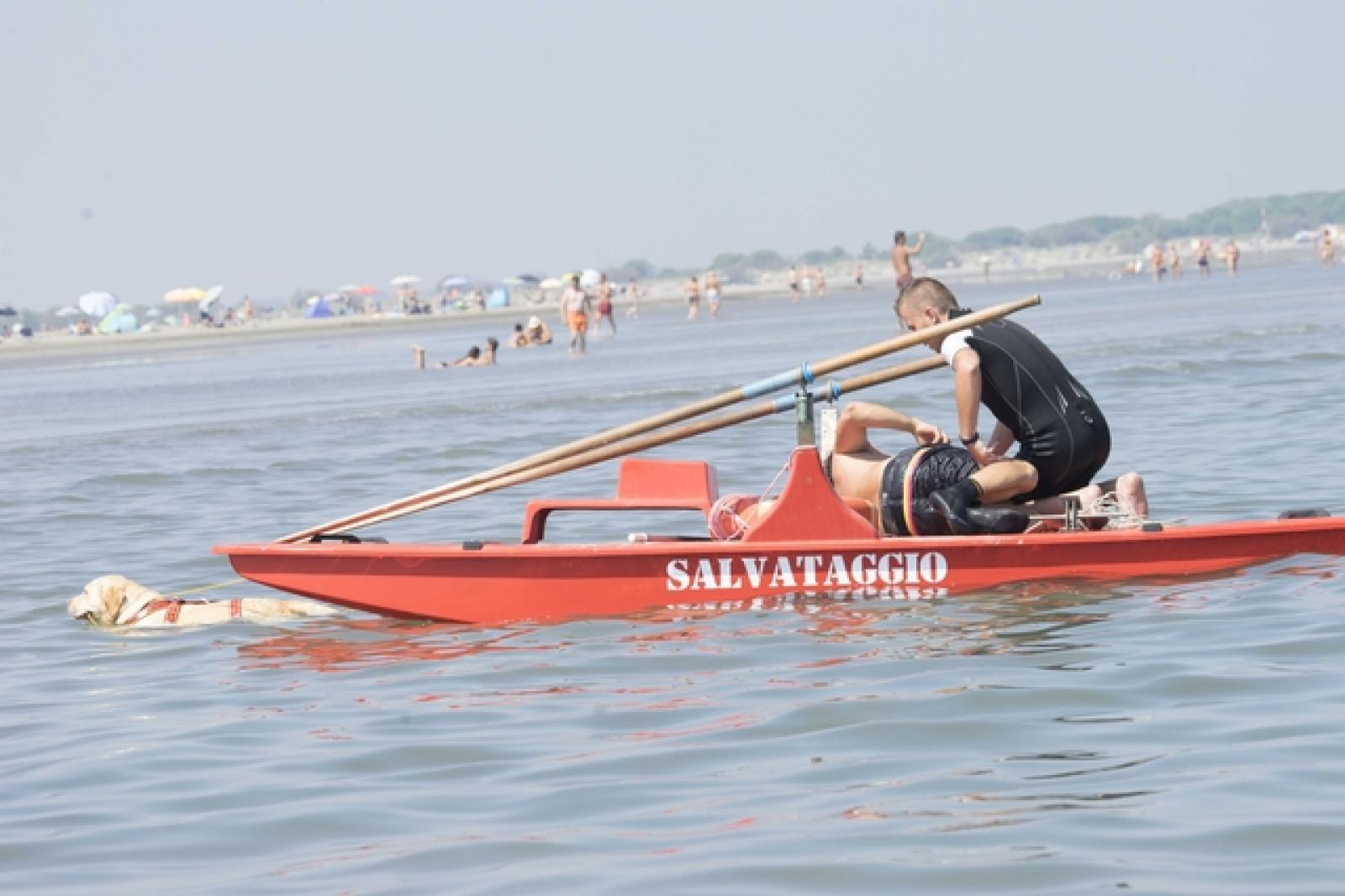 Al largo sul pattino, chiedono aiuto. Salvati e denunciati